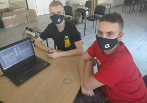 uczniowie przy laptopach