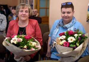 Wychowawczynie klas maturalnych z bukietami kwiatów