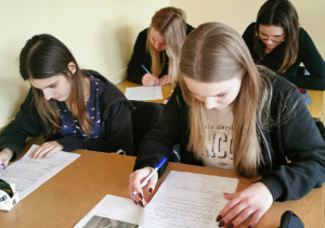 Uczniowie rozwiązują zadania maturalne