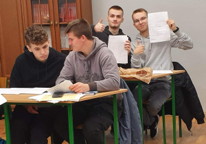 Uczniowie na zajęciach unijnych przygotowujących do egzaminu maturalnego z matematyki