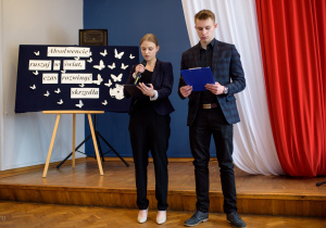 Wiktoria i Jakub żegnają nauczycieli