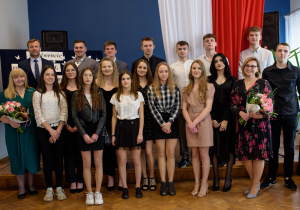 Klasa 4 LG z Dyrekcją i wychowawcą