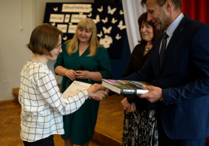 Roksana odbiera nagrodę