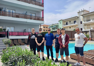 Uczestnicy wyjazdu przy hotelowym basenie
