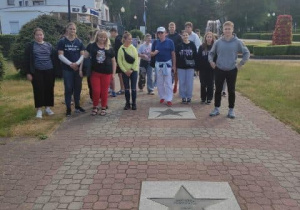 Uczestnicy wycieczki na Alei gwiazd