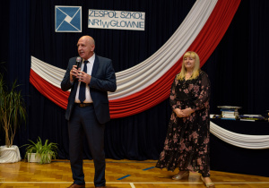 Pani dyrektor i pan starosta, pan starosta przemawia do zgromadzonych na uroczystości zakończenia roku szkolnego