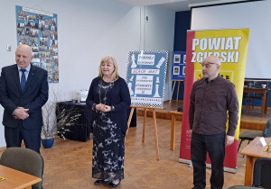 Starosta Zgierski Pan Bogdan Jarota, Pani Dyrektor Elżbieta Kołodziej, Pan Andrzej Kozakiewicz organizator konkursu