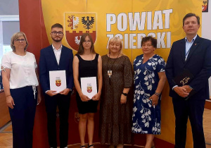 Iwona Dąbek - Starosta Zgierski, Edyta Strumian - Członek Zarządu, Dariusz Szlawski - Naczelnik Wydziału Oświaty, Elżbieta Kołodziej - Dyrektor Szkoły oraz nagrodzeni absolwenci: Natalia Ruta i Michał Pietrasiak