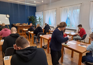 maturzyści podczas próbnej matury