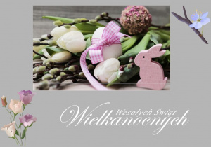 kartka świąteczna z napisem Wesołych Świąt Wielkanocnych w centrum kartki leży bukiet białych tulipanów i bazi obok bukietu stoi drewniany różowy królik, na kwiatach leży owinięte w różową wstążkę białe jajko w lewym dolnym rogu na szarym tle malowane fioletowe polne kwiaty w górnym prawym rogu namalowana gałązka z niebieskim kwiatkiem