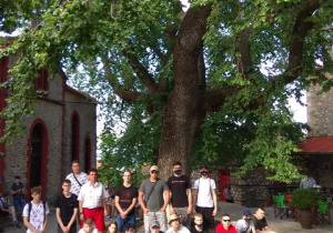 grupa uczniów na tle drzewa w Pantaleimon
