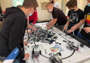 Uczniowie z klasy informatycznej  uczący się w Akademii Robotyki w Larisie jak programować i modyfikować roboty składane z klocków Lego