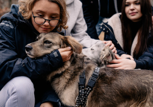 Uczniowie podczas sesji zdjęciowej "Wielcy małym" uczennica przytulająca się do psa