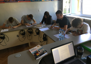 Uczniowie podczas zajęć z języka niemieckiego