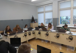 Uczniowie podczas nauki na kursie języka rosyjskiego zawodowego w nowoczesnej pracowni językowej