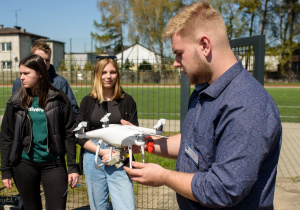 Bartek prezentujący szkolnego drona