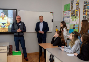 Pan Łukasz Włodarczyk i dyrektor szkoły w pracowni języka niemieckiego z ósmoklasistami