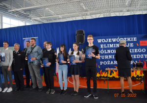 Zdjęcie zbiorowe: organizatorzy i zwycięzcy konkursu