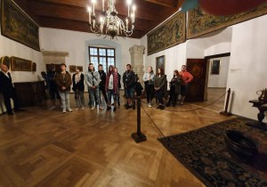 Uczniowie zwiedzają sale na Wawelu