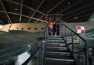 Uczniowie przy obiekcie muzealnym w Muzeum Lotnictwa