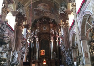podpis na zdjęciu: wnętrze jezuickiego barokowego kościoła uniwersyteckiego p.w. Najświętszego Imienia Jezus