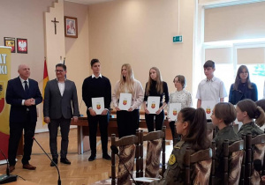 Wicestarosta, Starosta i Członek Zarządu Powiatu Zgierskiego z nagrodzonymi uczniami