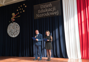 Prowadzący uroczystość pani Iwona Kucharczyk i pan Łukasz Włodarczyk