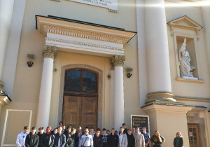 Zdjęcie grupowe przed kościołem św. Anny w Wilanowie