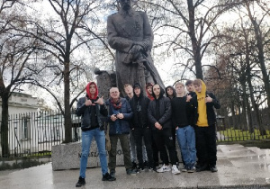 Zdjęcie grupowe przy pomniku Józefa Piłsudskiego w Warszawie (Belweder)