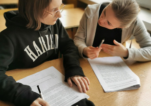 Uczennice na zajęciach unijnych z języka polskiego rowiazujący zadania maturalne