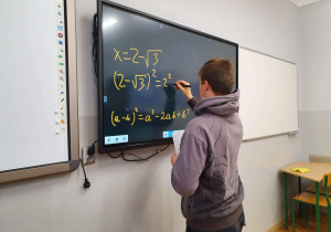 Uczeń przy tablicy interaktywnej