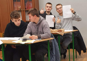 Uczniowie na zajęciach unijnych przygotowujących do egzaminu maturalnego z matematyki