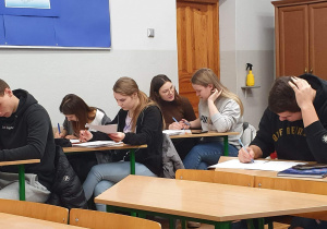 Uczniowie na zajęciach unijnych przygotowujących do egzaminu maturalnego