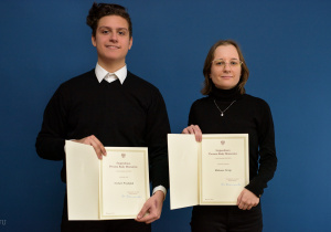Norbert i Roksana prezentują swoje dyplomy