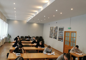 Maturzyści piszą egzamin próbny z języka polskiego