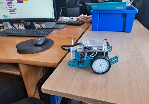 Uczniowie w ramach zajęć informatycznych programują roboty