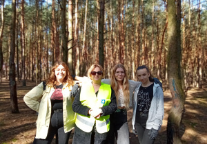 Uczennice 4 Lp z nauczycielką w lesie, który został objęty akcją #SprzątamyDlaPolski