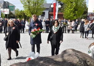 Delegacja przedstawicieli szkoły pod obeliskiem - symbolem odzyskania niepodległości przez Polskę.