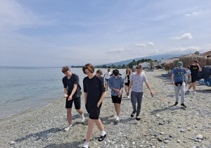 Młodzież na spacerze wzdłuż wybrzeża