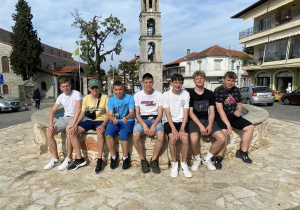 Uczniowie zwiedzający miejscowość Litochoro zdjęcie grupowe