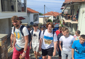 Uczniowie zwiedzający miejscowość Litochoro