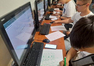 Uczniowie podczas pracy nad stroną internetową, spełniającą wymagania osób niepełnosprawnych,