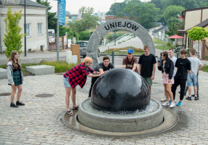 Zwiedzanie Uniejowa- uczniowie przy fontannie