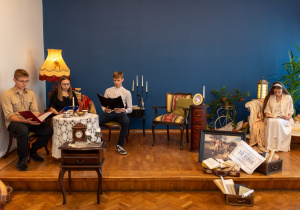 Igor, Beata, Robert i Julia, czytający fragmenty "Nad Niemnem"
