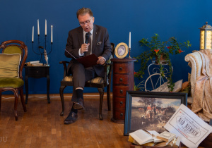 Pan Karol Maśliński z Zarządu Starostwa Zgierskiego, czytający fragment "Nad Niemnem"