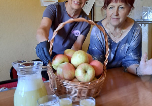 Pani Jadwiga i Pani Anna polecały jabłka w różnej postaci również jako sok