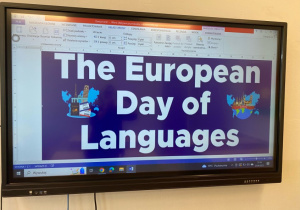 Monitor wyświetlający banner o Dniu Języków Obcych oczywiście w języku angielskim