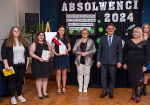 Pani Dyrektor, Pan Starosta, Pani Wioletta Dutkiewicz-Mucha z nagrodzonymi uczennicami klasy 5Lp