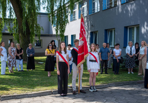 Poczet sztandarowy, pracownicy i grono pedagogiczne ZS Nr 1