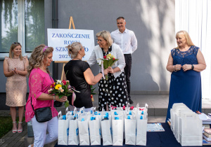 Przewodnicząca Rady Rodziców i Pani Wioletta Dutkiewicz-Mucha składają życzenia Pani Edycie Strumian Członkini Zarządu Powiatu Zgierskiego i Pani Dyrektor